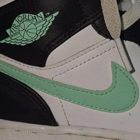 NIKE AIR JORDAN 1 MID WHITE BLACK GREEN GLOW YOUTH SIZE 5 EUC - Picture 7 of 8